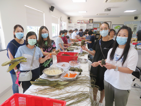 限聚令放寬 坑口鄉委包粽送村民