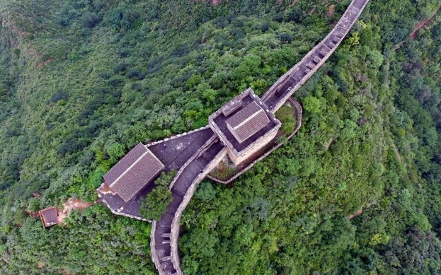 夏日金山岭山色空蒙雨亦奇 长城凸现雄壮和秀美