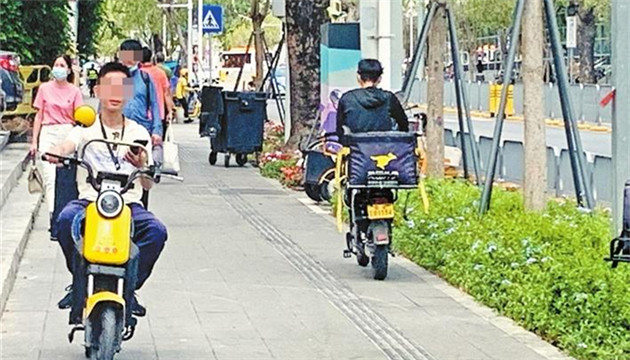 電動單車橫衝直撞有多「霸道」？1分鐘竟有20輛電動單車闖紅燈