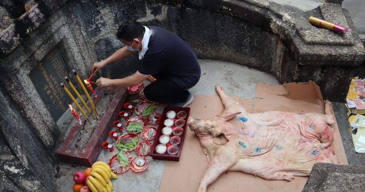 屏山鄧族食山頭打盆創紀錄 祭祖烹煮炆豬肉 裝滿62盆同分享