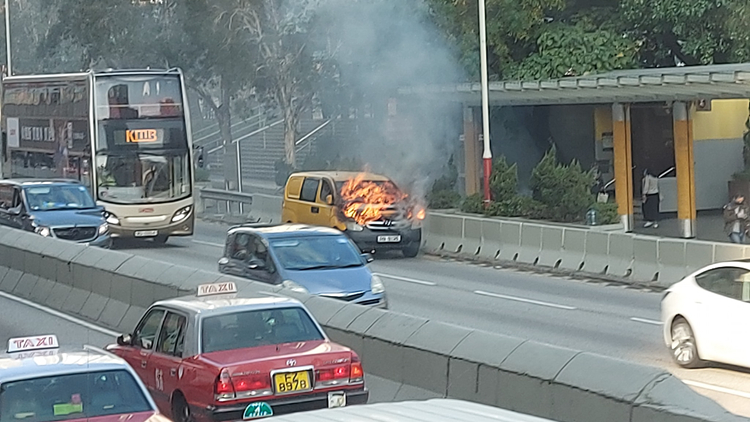 龍翔道客貨車突起火 司機與4乘客及時逃生無人受傷