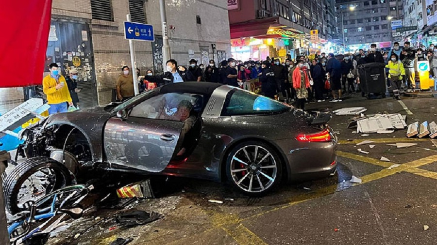 有片丨元朗私家車鏟上鬧市行人路 司機一度昏迷多人被撞