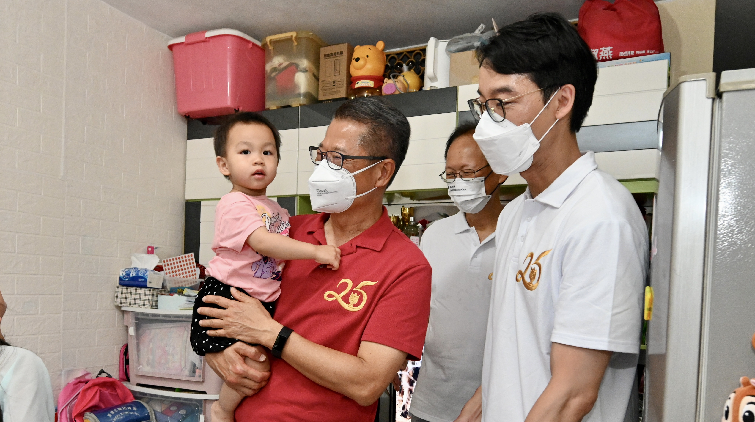 陳茂波鄭若驊落區家訪向基層送暖 派發慶祝活動禮物包