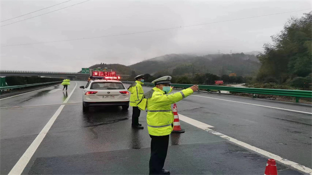 皖黃山交警暖心服務護航春運