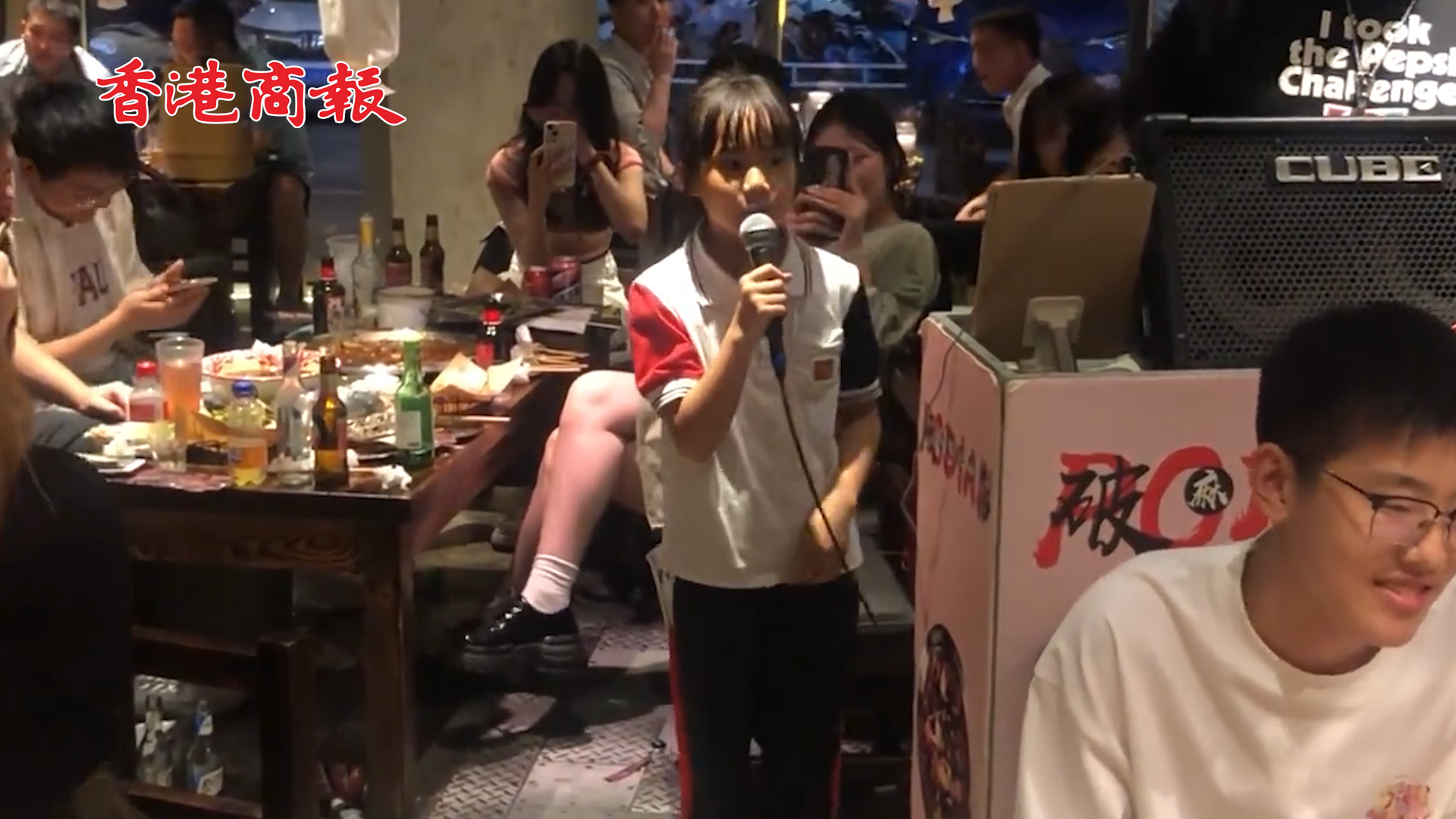 有片丨小女孩在飯店唱《勇氣大爆發》氛圍感拉滿 網友：聲音太治癒了