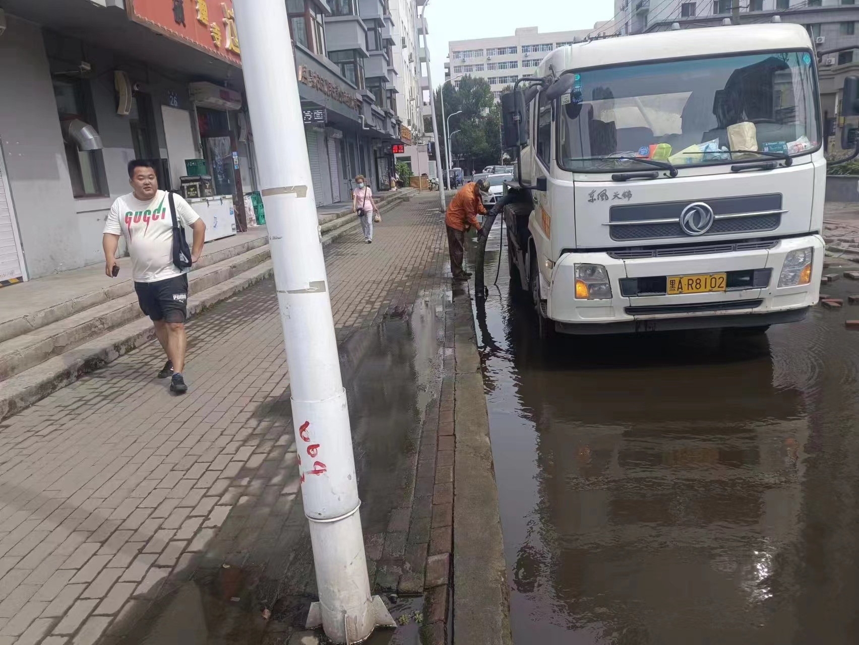 哈市香坊區紅旗街道：清除積水 解決群眾急難愁盼