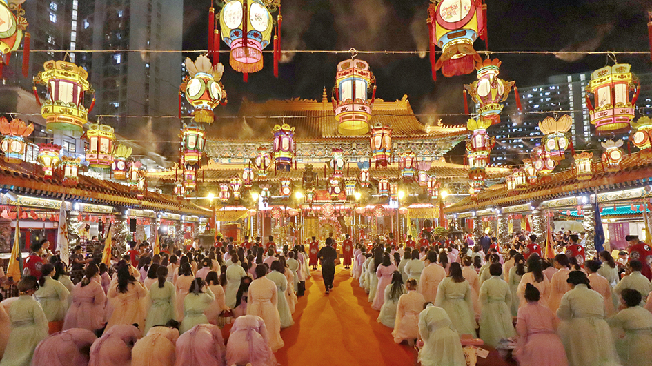 多圖｜黃大仙祠七姐寶誕園遊晚會 女性賢達獻供弘揚七夕文化