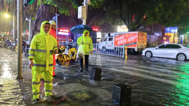 暴雨襲城 深圳福田徹夜行動排澇除險