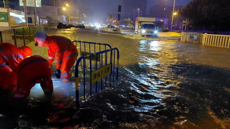  有片 | 深圳暴雨洩洪 羅湖一線合力奮戰應對挑戰