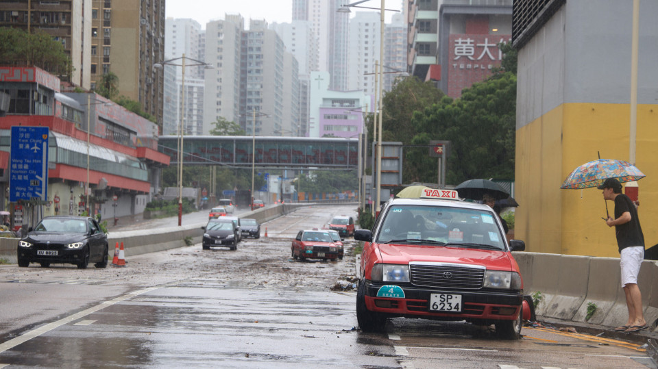 世紀暴雨 | 天文台改發黃色暴雨警告信號 黑雨警告生效16個半小時破紀錄