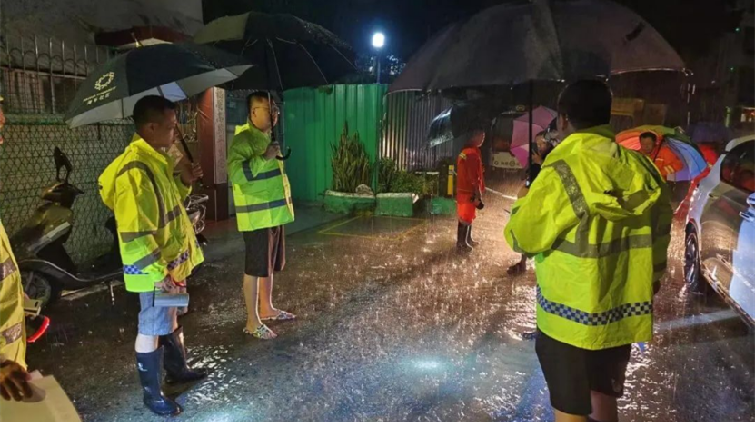 暴雨夜致敬守城人 深圳網格員迅速響應