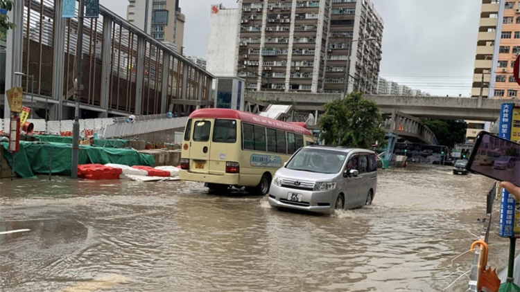 運輸署：路面積水 觀塘道下行車道往油塘旺角方向全線封閉