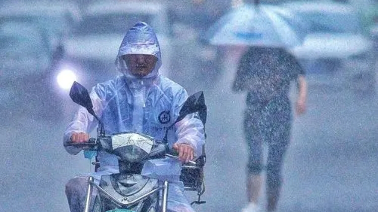 四川盆地等地強降雨持續「打卡」 降溫重心逐漸轉移至南方