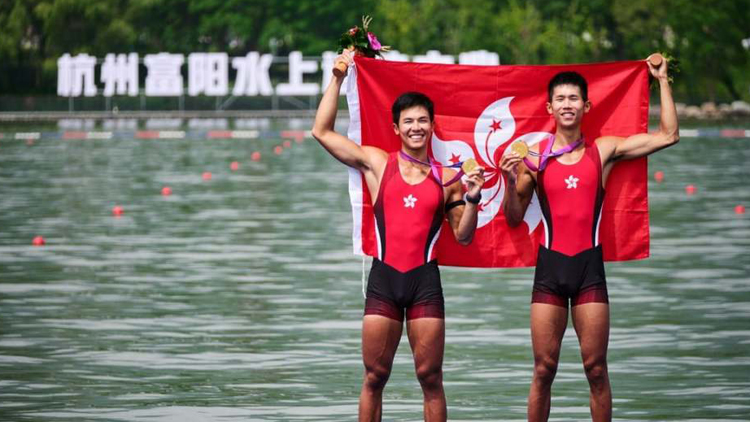 有片 | 香港賽艇奪港隊亞運首金 隊員灑下男兒淚：一切都是值得的