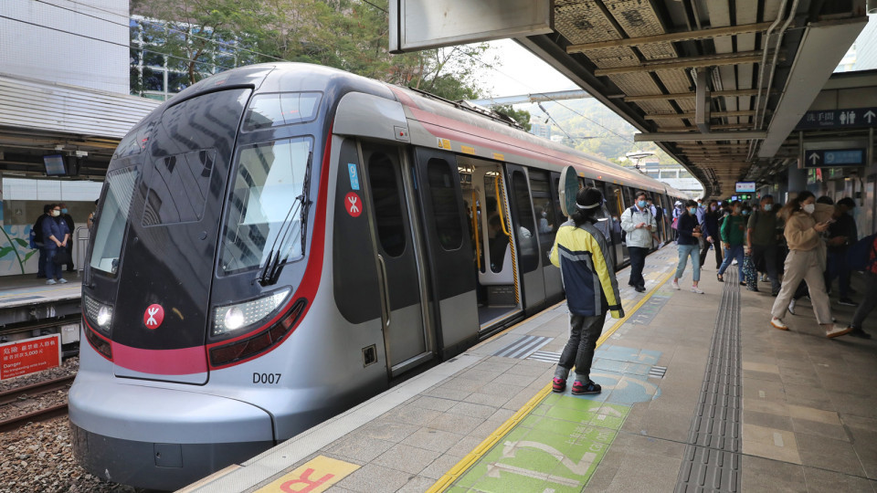 早前九龍塘站有乘客進路軌 港鐵：東鐵線列車服務正陸續恢復正常