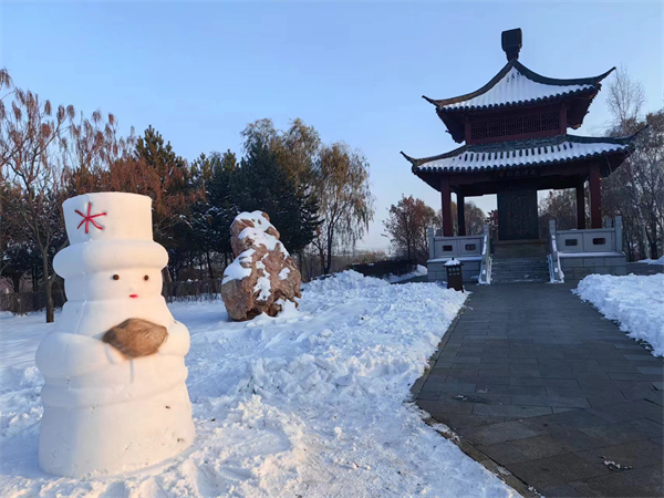 哈市香坊區園林局：就地取材 以雪造景搭建市民快樂平台