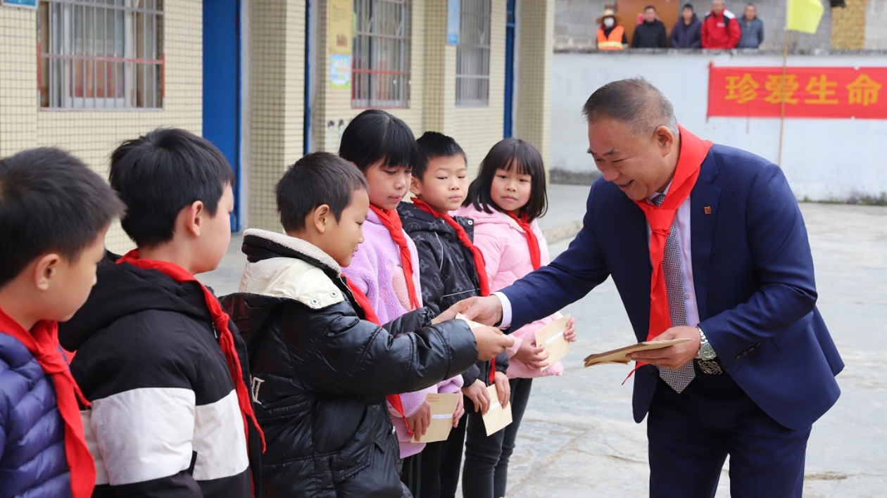 三正集團赴肇慶雲浮多所學校頒發獎教助學金