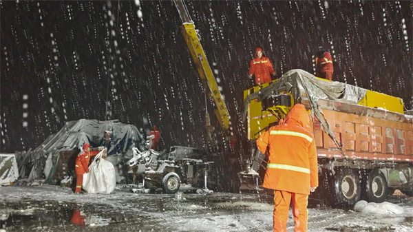 以「雪」為令齊奮戰 河南高速破冰除雪保暢通