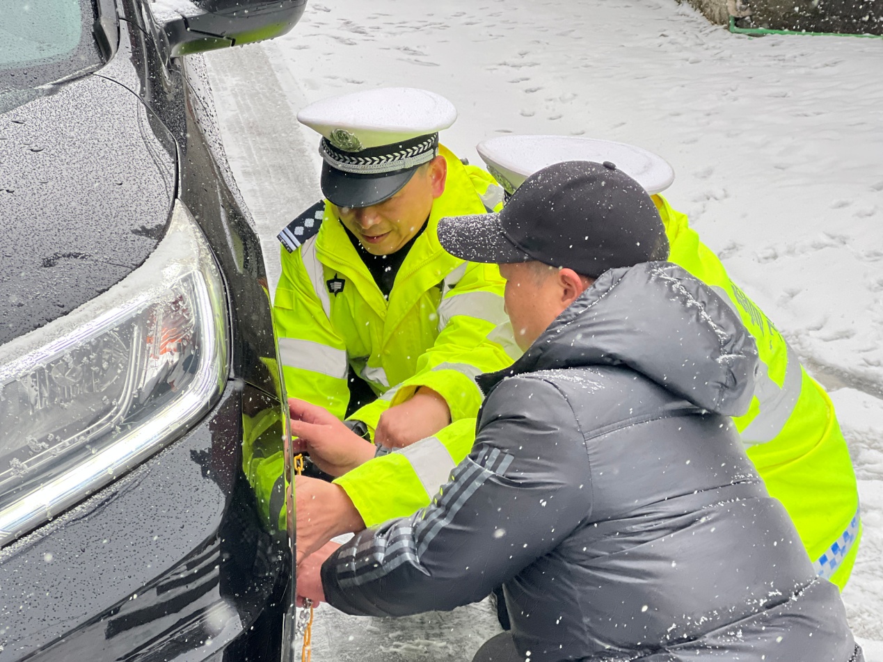 皖歙縣：掃雪破冰保暢通 全力保障暖人心