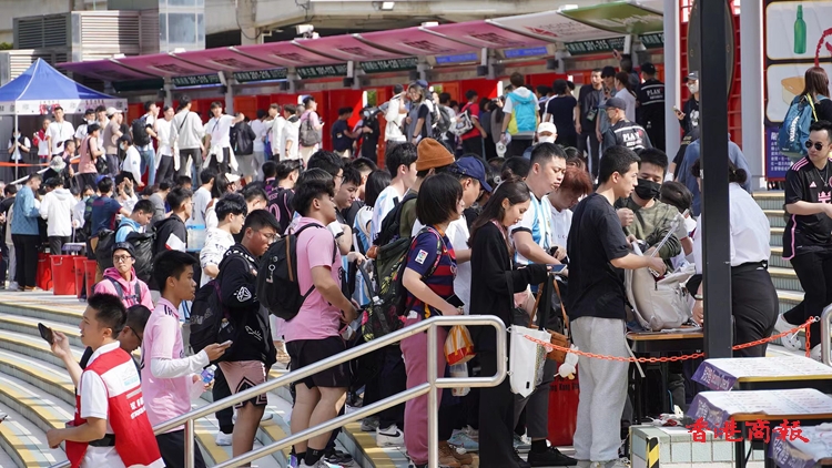 圖片新聞︱美斯與其所屬球隊練習賽火熱上演 大批球迷入場觀看