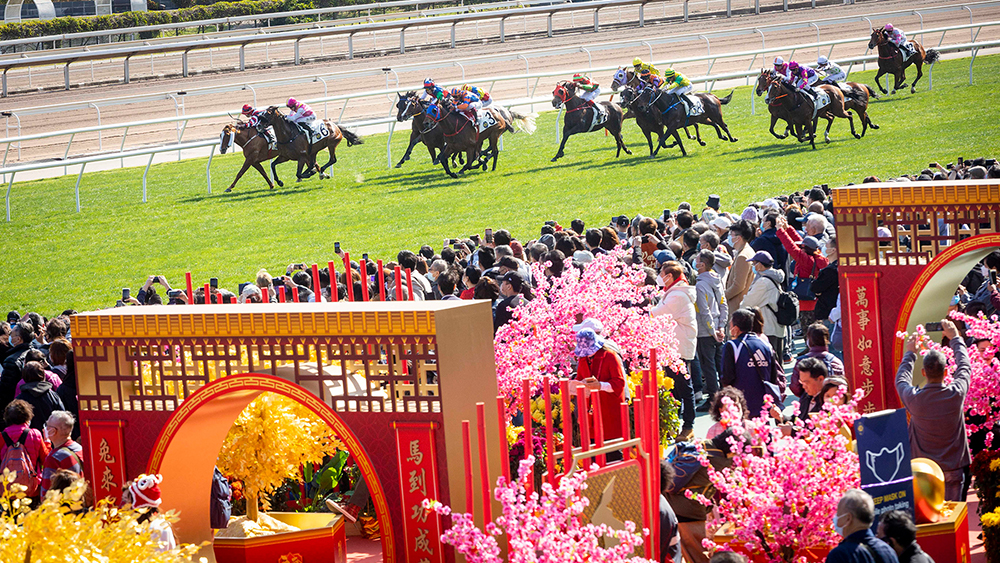 初三「農曆新年賽馬日」節目精彩 入場獲贈「招財筆」 抽獎贏包金擺件