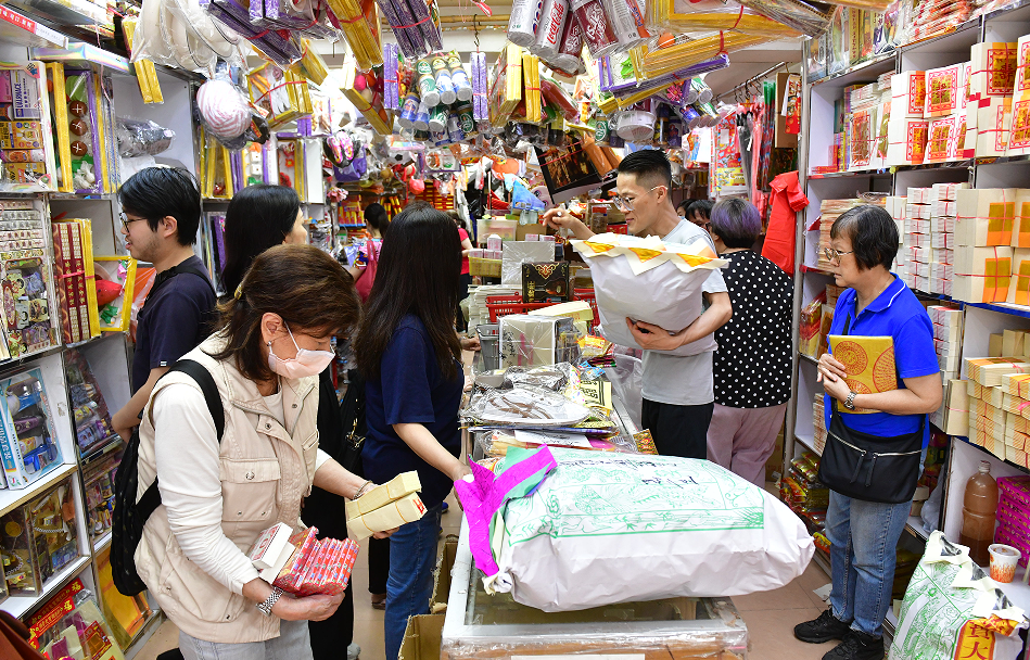 清明節前衣紙店「忙到無停手」