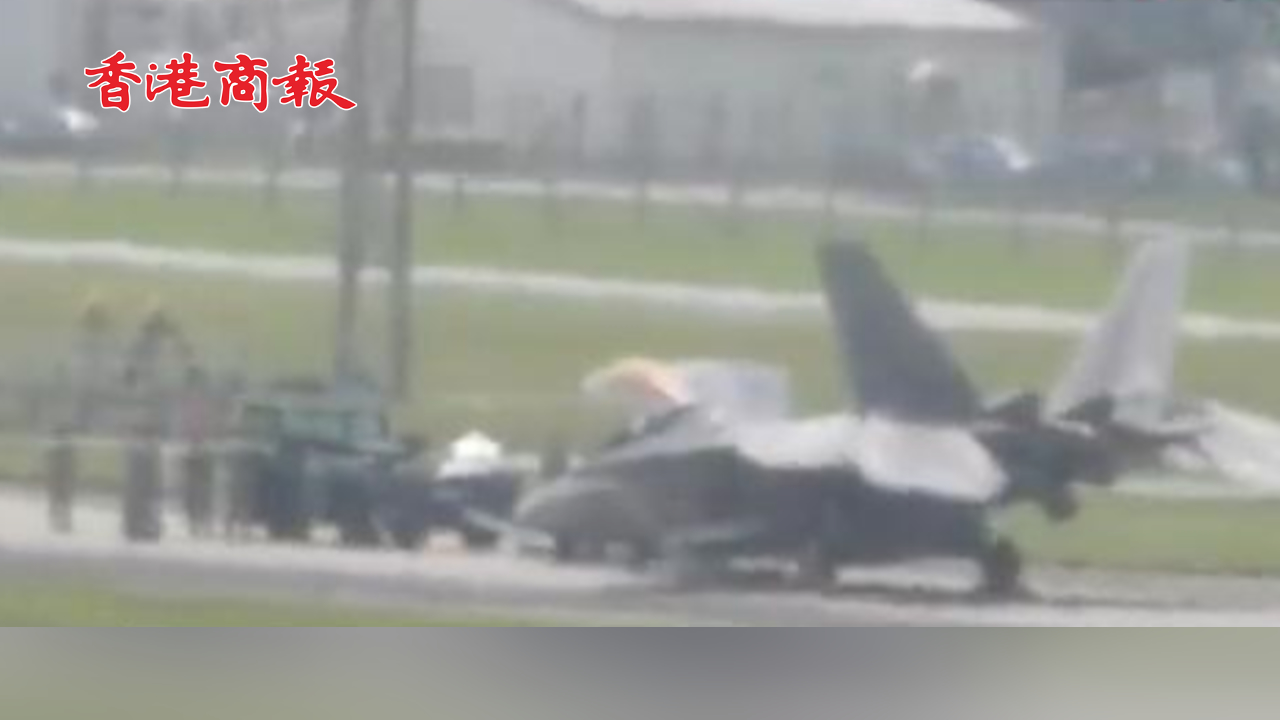 有片丨前起落架出現問題 駐日美軍F22戰機被牽引時機頭着地