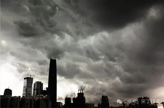 地產亂雲過，蒼天饒過誰？