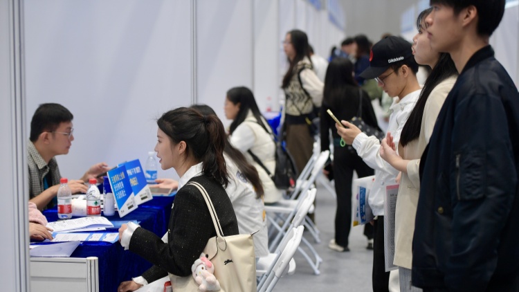 中大民調：四成三受訪市民會鼓勵香港青年到大灣區發展 三成願到大灣區內地城市生活或工作