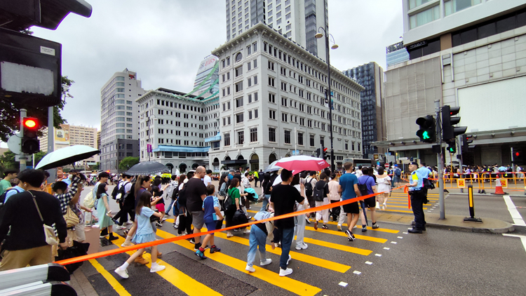 多圖｜遊客多及為煙火表演準備 尖沙咀與彌敦道交界實施人流管制