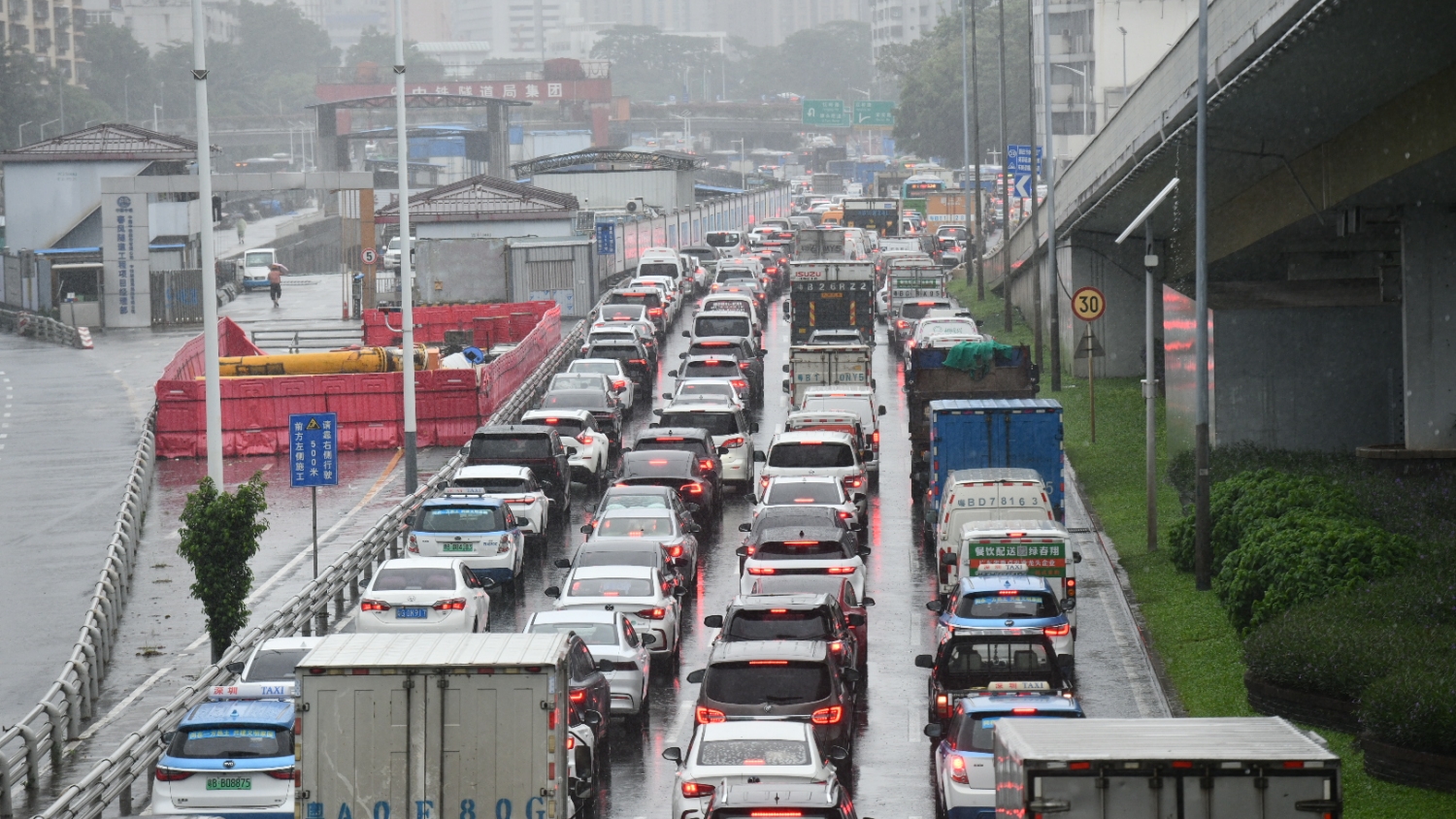 暴雨持續 珠海市三防指揮部提醒市民非必要不出門