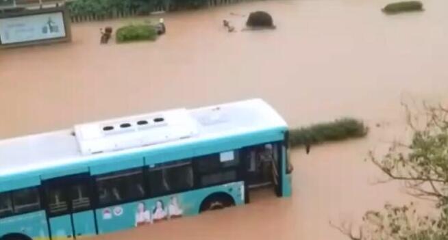 有片 | 暴雨連場 廣東中山街道成汪洋 汽車被浸沒頂