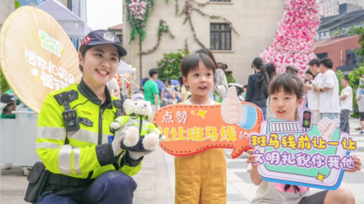 武漢美女交警街頭宣傳受市民熱捧