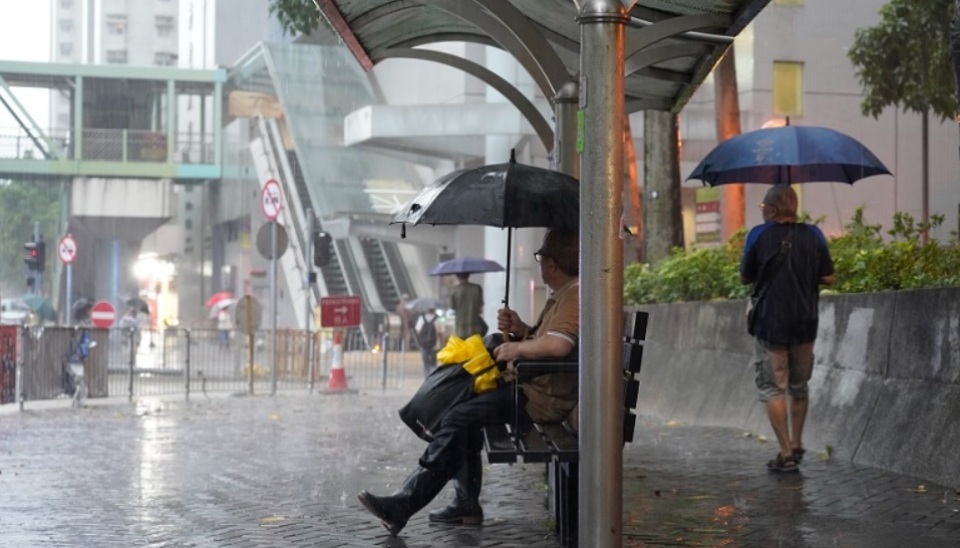 天文台：紅色暴雨警告信號生效 料本港廣泛地區受大雨影響