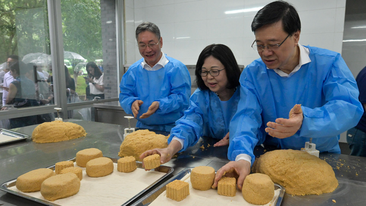 有片｜超哥超嫂為大熊貓「下廚」做餅 歡迎它們來香港