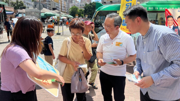 民建聯偕官員宣傳簡約公屋 呼籲市民盡早申請