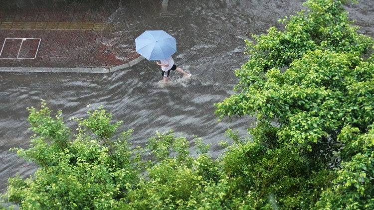 廣州暴雨來襲 多條道路嚴重積水