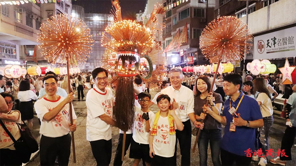 多圖｜大坑舞火龍一連3晚舉行 少年團舞動LED小火龍助慶