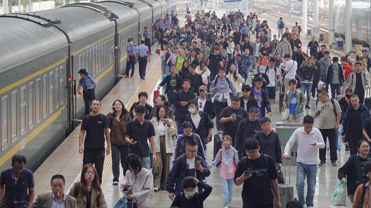 今日迎國慶假期鐵路客流高峰 預計發送旅客2100萬人次