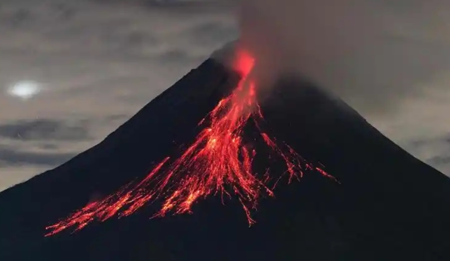 印尼一火山噴發致10人遇難53人受傷   四座機場受影響