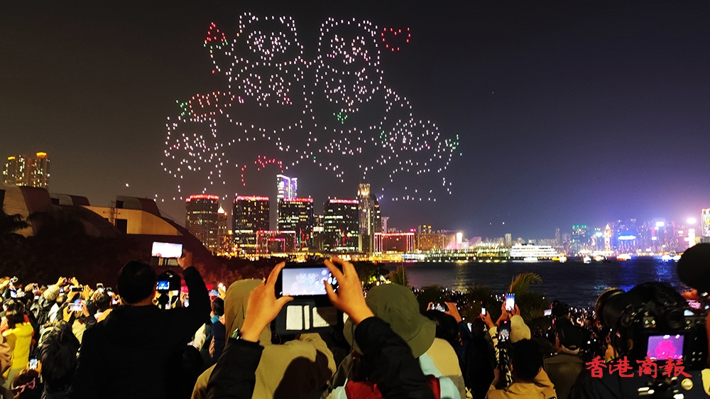 有片｜本港首次煙火無人機匯演西九夜空上演