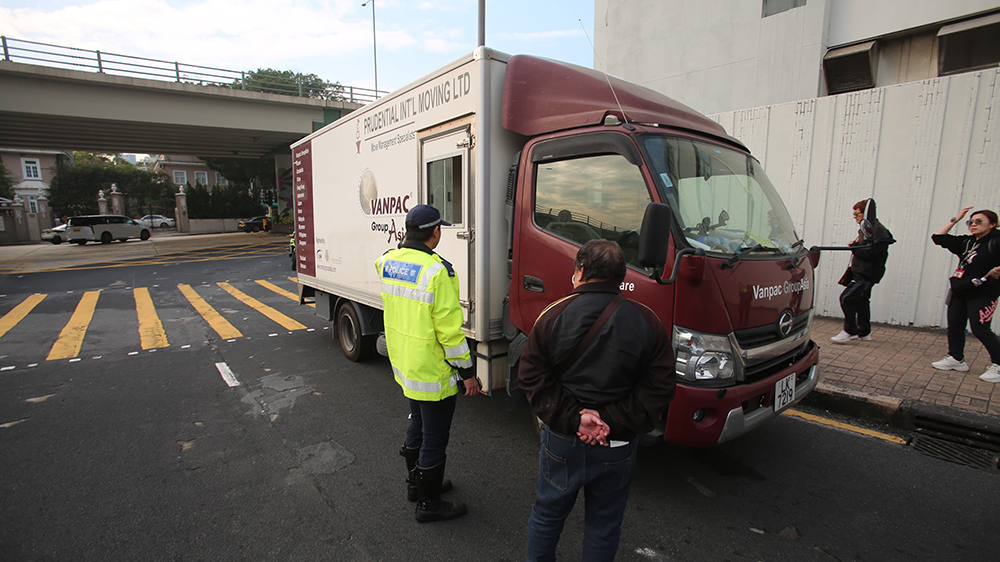 九龍塘貨車車門突然打開 跟車工人跌出車外受傷