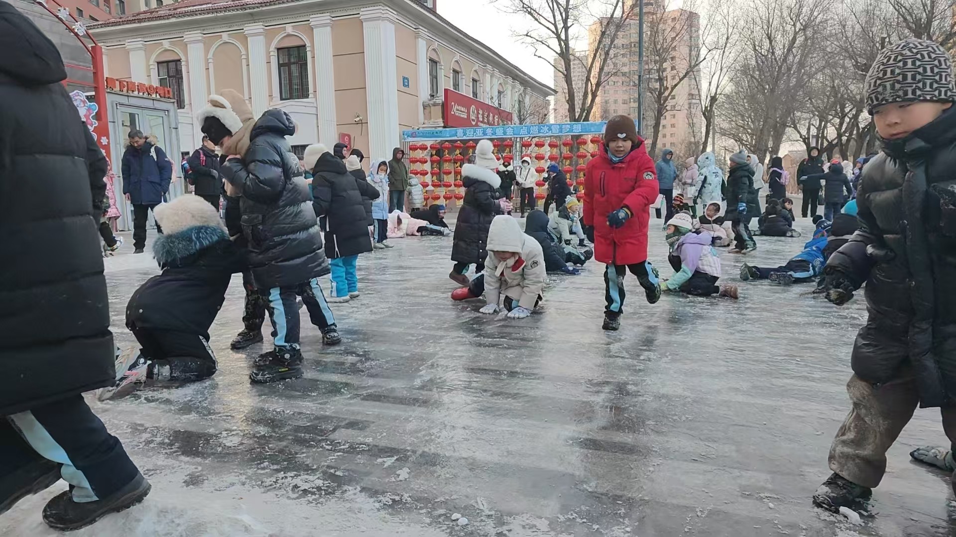 哈市香坊區上東社區：自製滑冰場 激發居民冰雪運動熱情