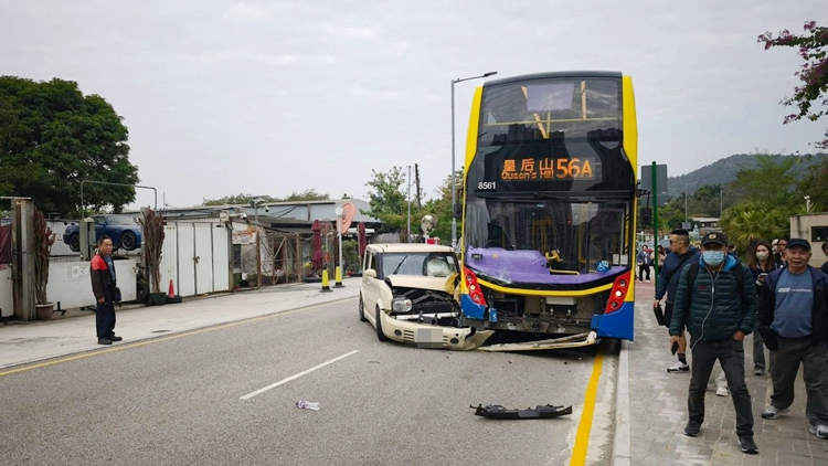 粉嶺龍馬路私家車與城巴相撞 2人受傷