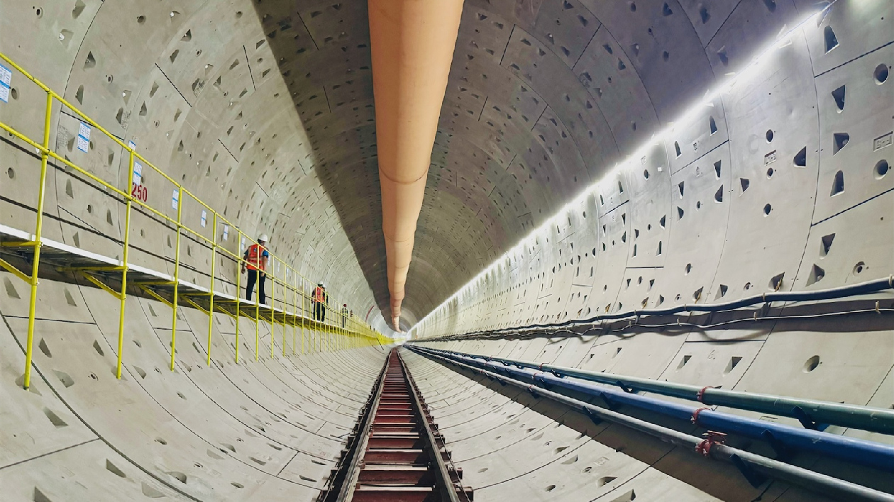 廣州芳白城際鐵路首條土壓盾構施工隧道貫通