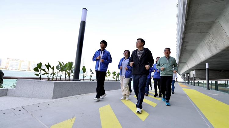 有片｜李家超視察北角東岸板道 與市民一起踩單車、跑步聊天