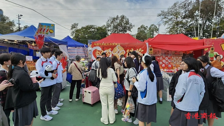 有片｜全港年宵市場今起開鑼 維園有攤檔售賣大熊貓相關產品