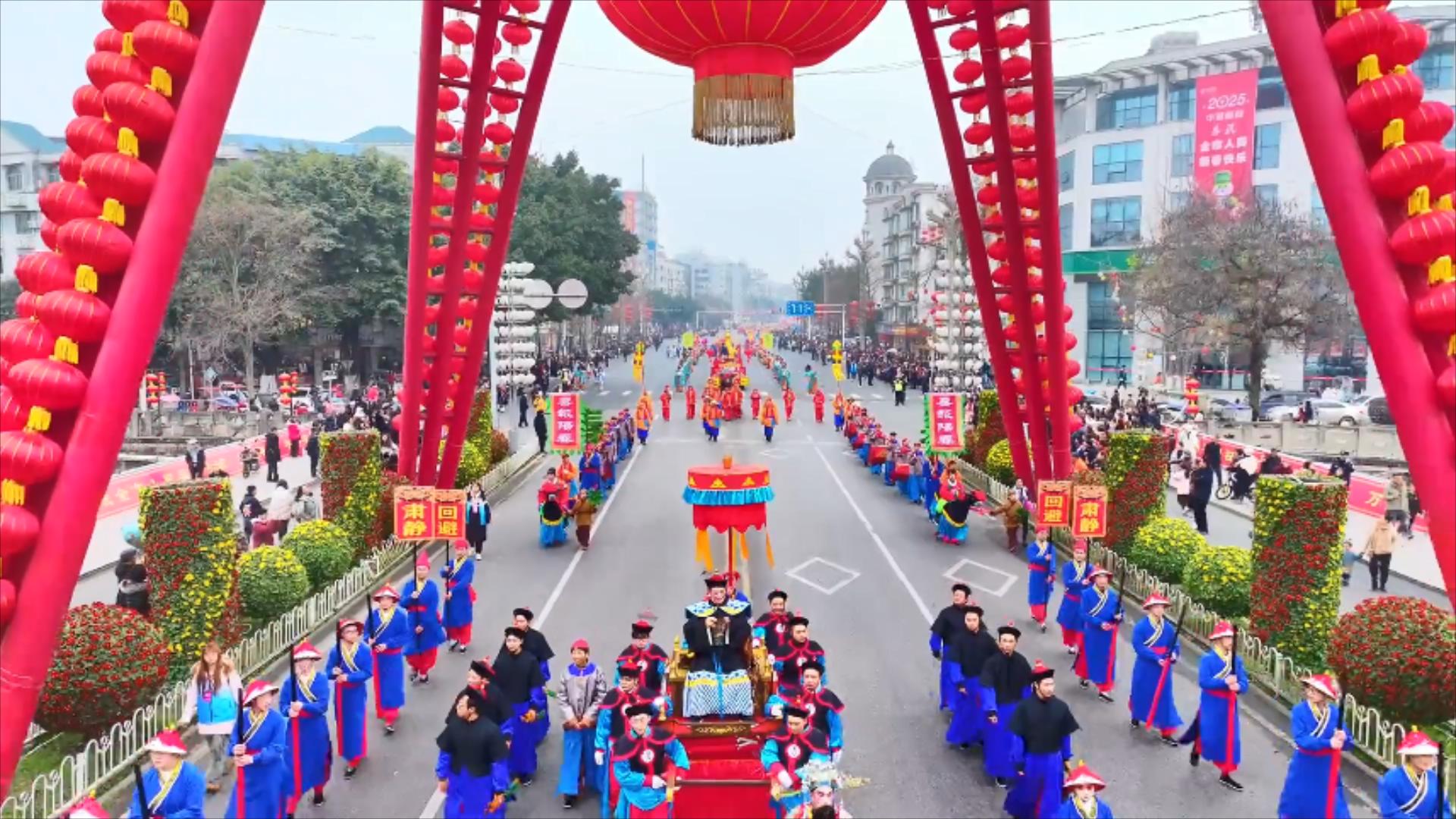 有片︱第二十四屆綿竹年畫節民俗巡遊表演立體再現綿竹年畫《迎春圖》