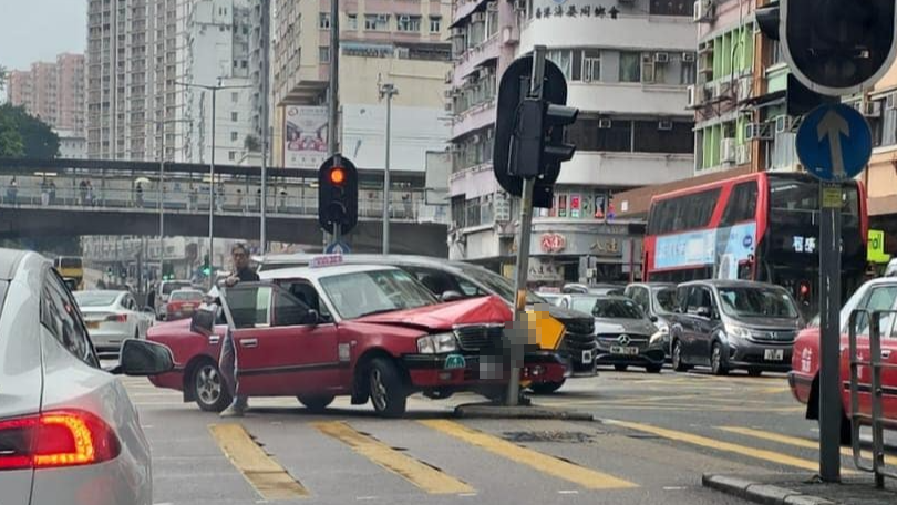 旺角的士失控「自炒」 撞歪燈柱車頭損毀幸無人傷