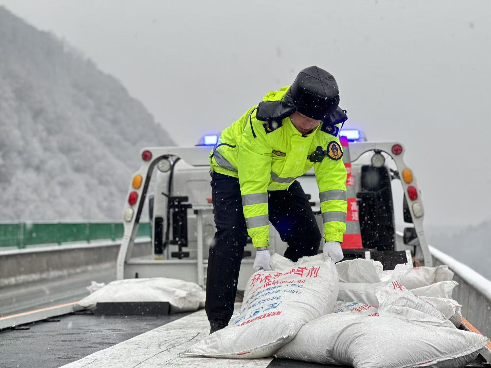 河南省交通運輸廳採取「六項硬核措施」科學應對寒潮雨雪天氣